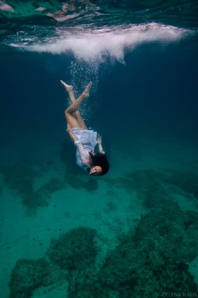 Девушка ныряет в море