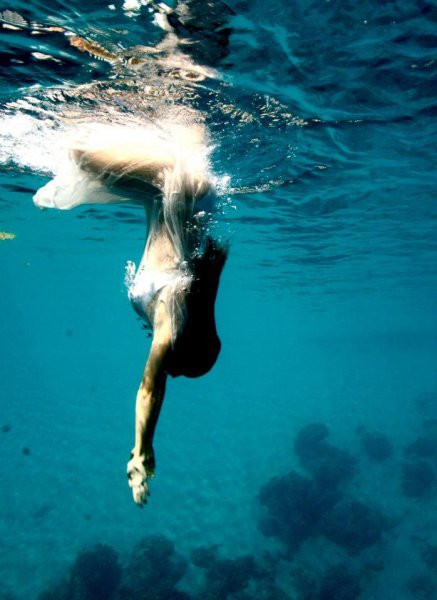 Девушка ныряет в воду