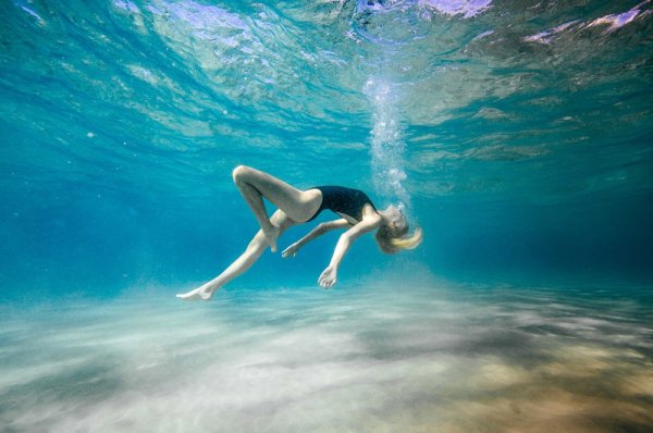 Девушка под водой