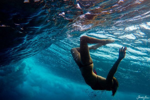 Девушка в бассейне под водой