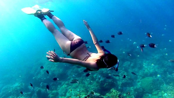 Девушка нырнула под воду