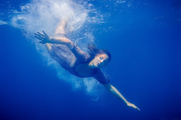 Девушка плывет