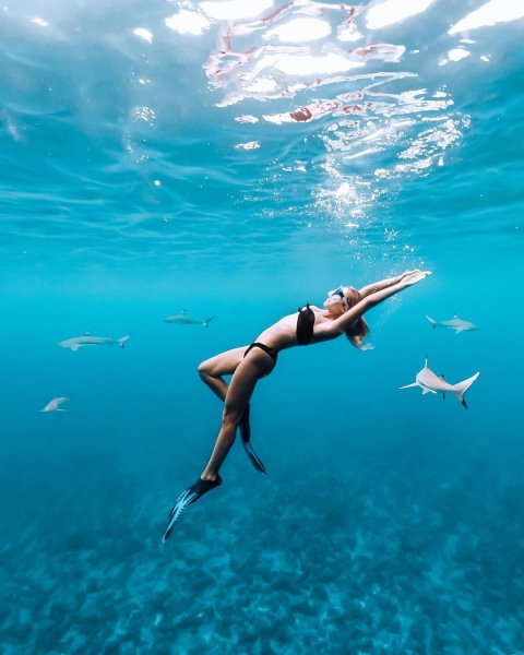 Девушка плывет