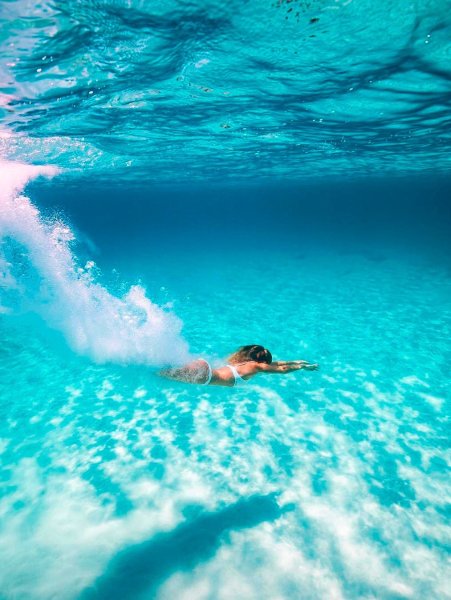 Плавать в океане