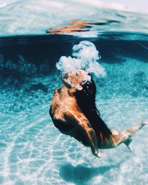 Девушка ныряет в воду