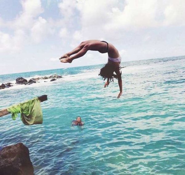 Прыжок в море девушка