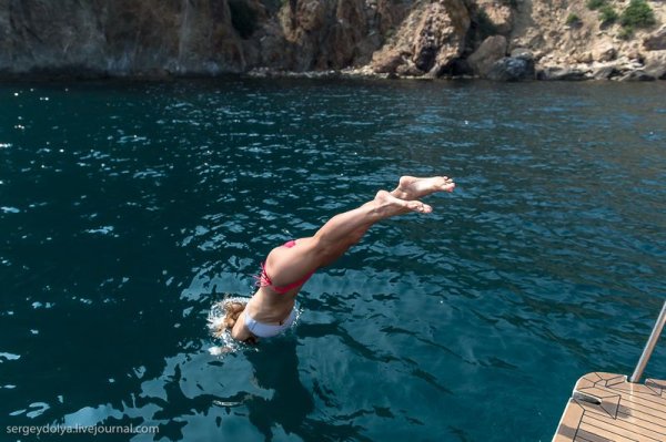 Девушка прыгает в воду