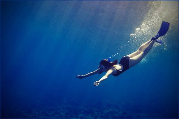 Человек плывет под водой