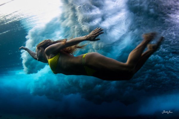 Девушка ныряет