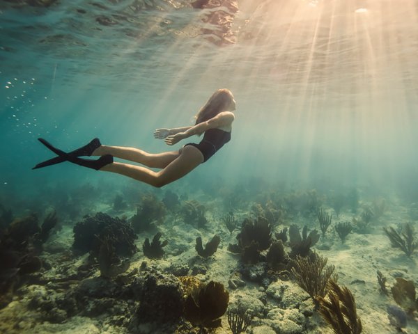 Девушка плывет под водой