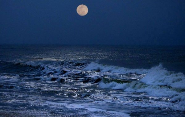 Луна на берегу моря