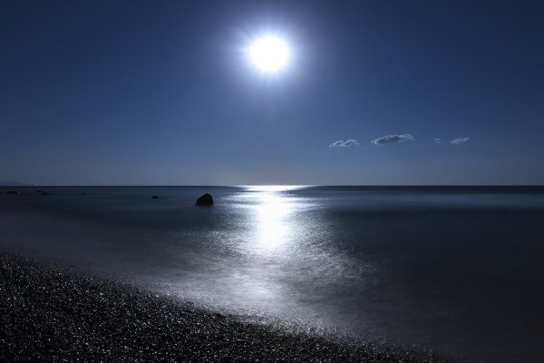 Луна и море