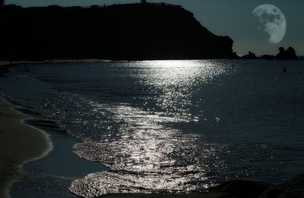 Луна и море
