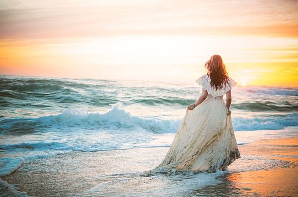 Женщина на море