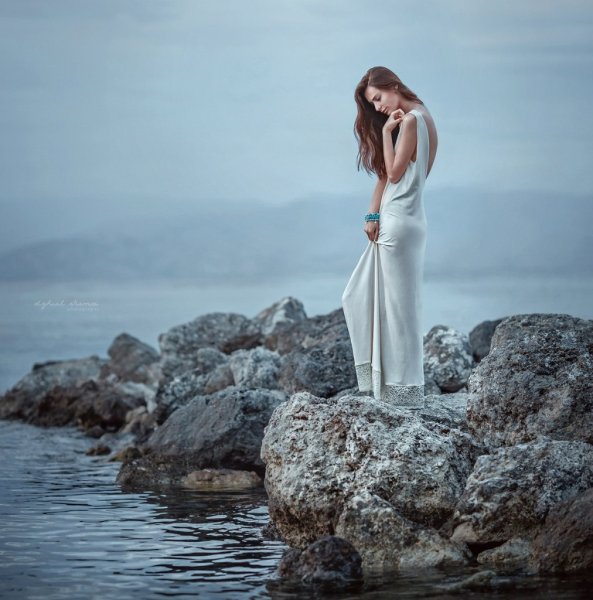 Девушка с видом на море