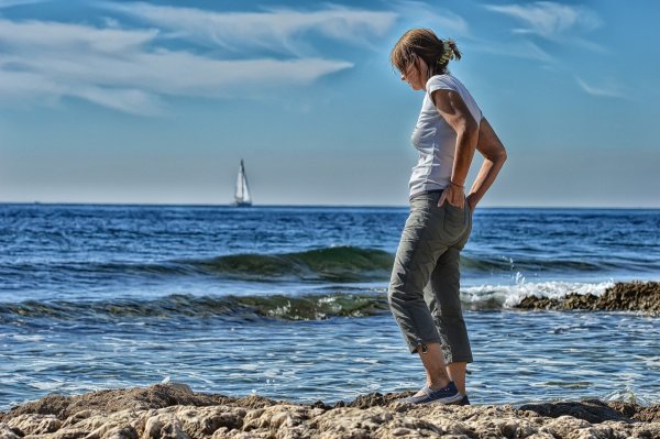 Девушка на закате у моря