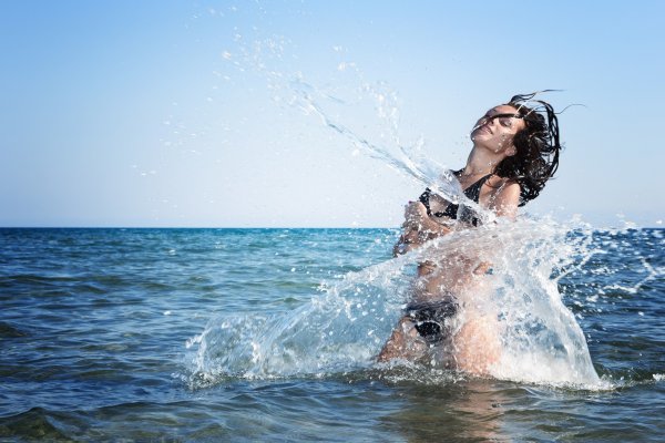 Девушка в брызгах воды