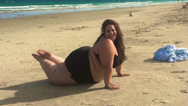 Жирные на пляже