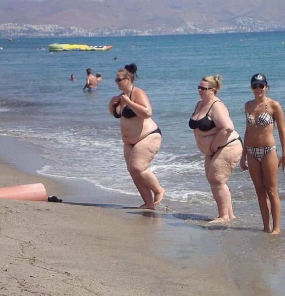 На пляже женщины смешное