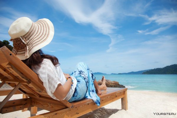 Девушка в шезлонге на пляже