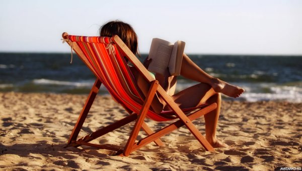 Девушка на лежаке на пляже