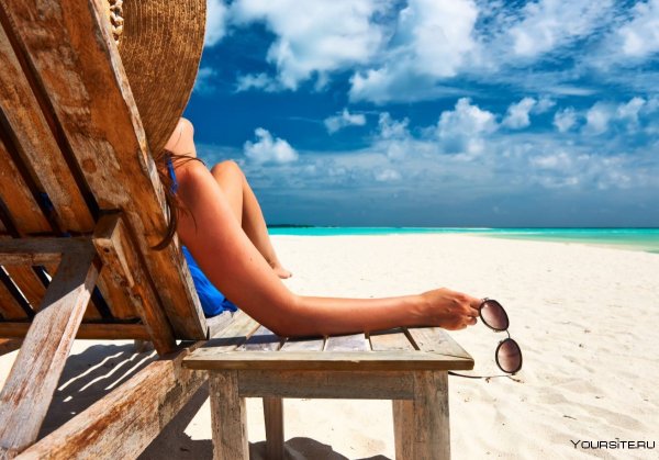 Дама в шезлонге в шляпе