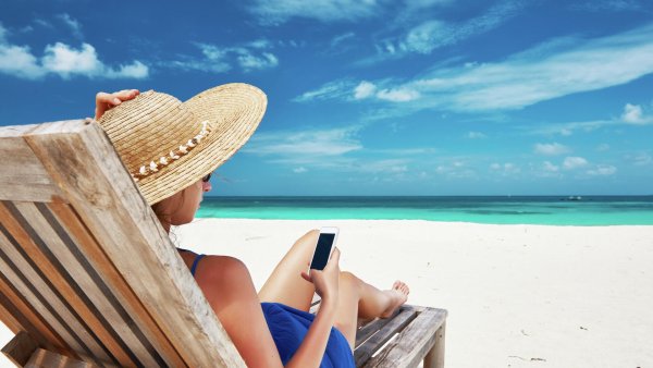 Девушка на лежаке