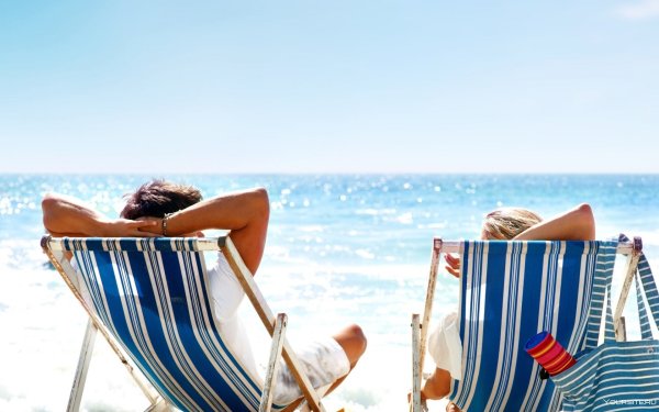 Девушка на лежаке