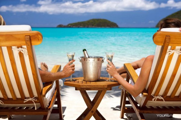 Девушка загорающая на шезлонге