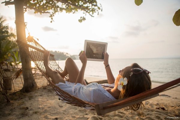 Девушка под пальмой шезлонг