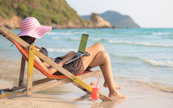 Лежит на пляже