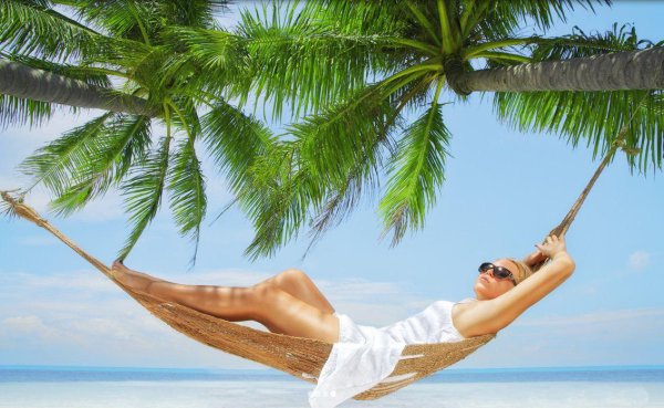 Женщина на лежаке на пляже