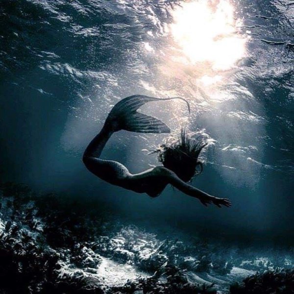 Русалка над водой