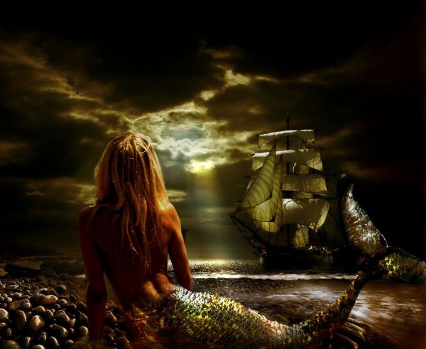 Русалка в море