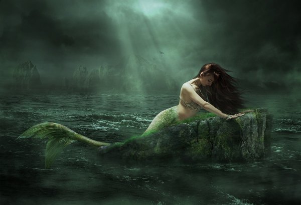 Русалка в море