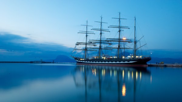 Красивый корабль в море