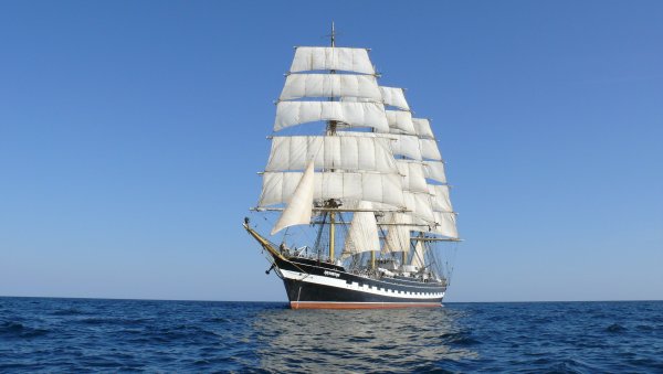 Парусник в море
