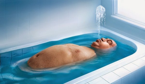 Лежит в ванной