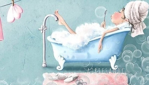 Женщина в ванной веселая