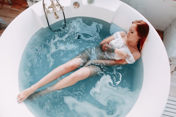 Фотосессия в ванной с водой