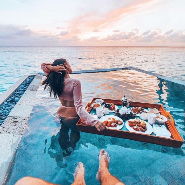 Завтрак в бассейне Мальдивы