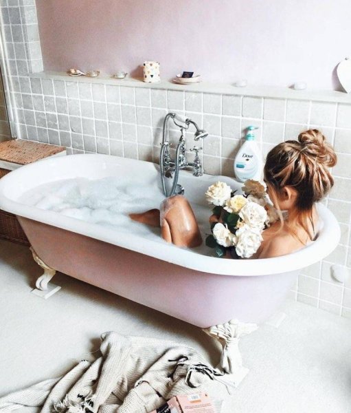 Красивая девушка вмванной