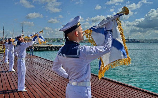 Моряки на корабле