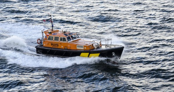 Катер река море