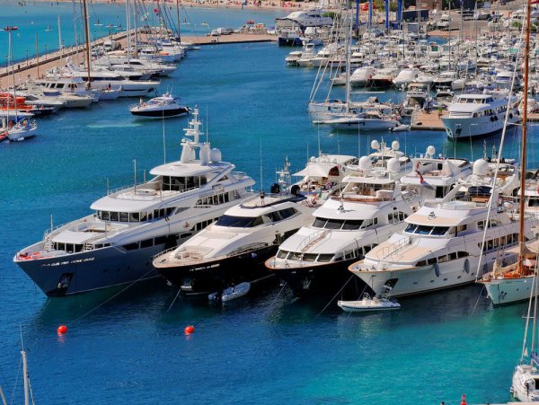 Суда в море