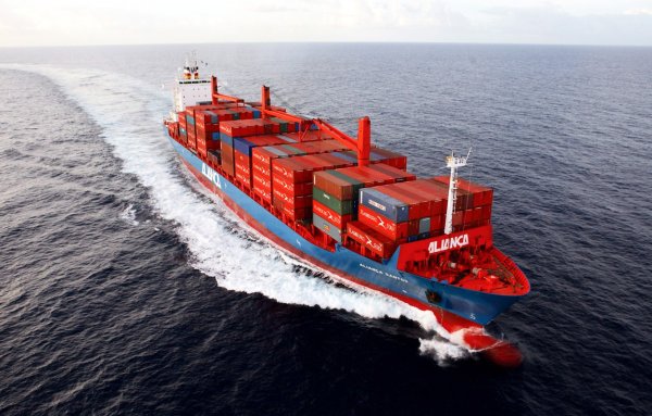 Красивое судно в море