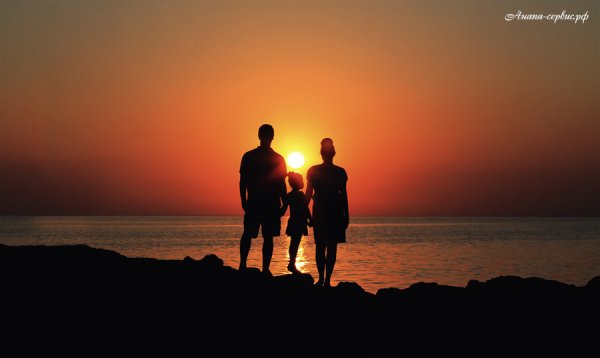 Семья море закат