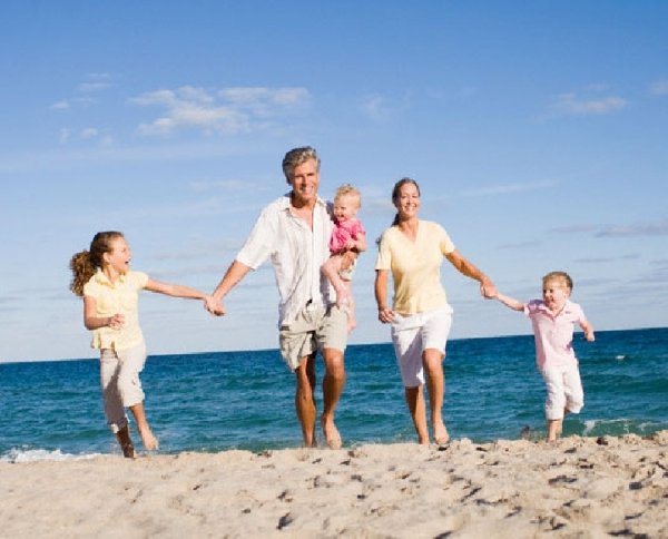 Счастливая здоровая семья на море