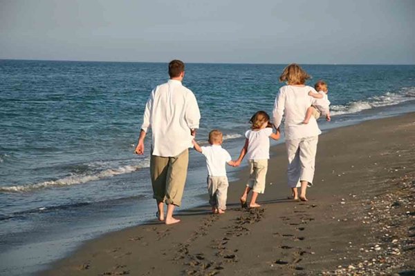 Семья с тремя детьми на море