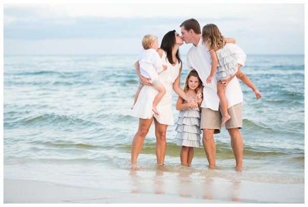 Счастливая семья на море